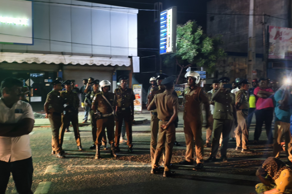 தமிழர் பகுதியொன்றில் கடும் பதற்ற நிலை ; குவிக்கபட்டுள்ள பொலிஸார்