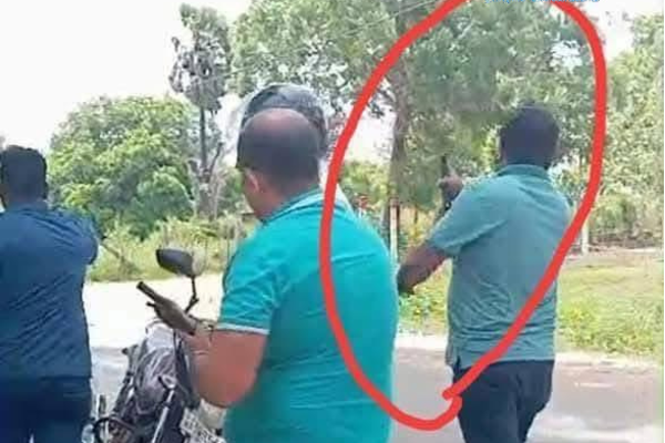 தமிழர் பகுதியொன்றில் அதிகாரிகள் அடாவடித்தனம் ; துப்பாக்கியுடன் மக்களை விரட்டியதால் பரபரப்பு