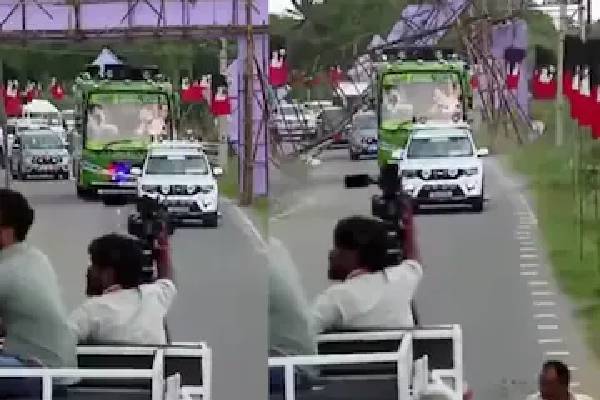 நூலிழையில் தப்பிய எடப்பாடி பழனிசாமி - பேனர் சரிந்து விழுந்ததால் பரபரப்பு