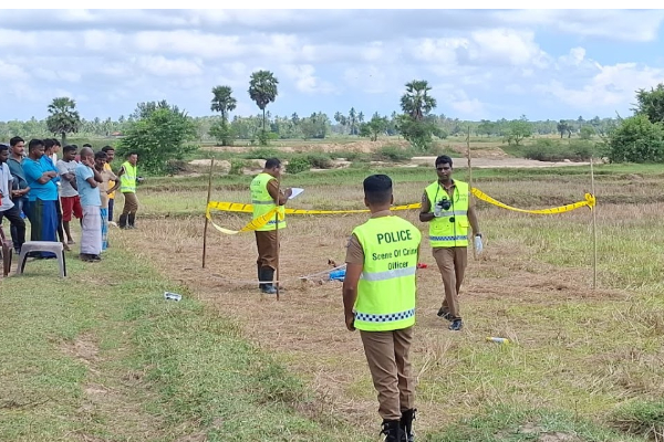 வயல்வெளியில் ஆடையின்றி கிடந்த சடலத்தால் பரபரப்பு