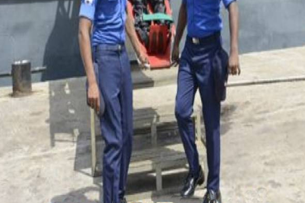 இளம் கடற்படை அதிகாரியின் கொடூர செயலால் பெரும் அதிர்ச்சி ; துயரில் கதறும் குடும்பம்