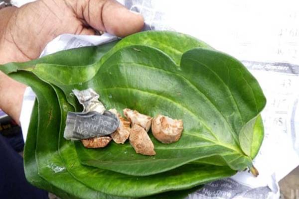 யாழில் வெற்றிலை மென்றவருக்கு சம்பவம் செய்த பொது சுகாதார பரிசோதகர்