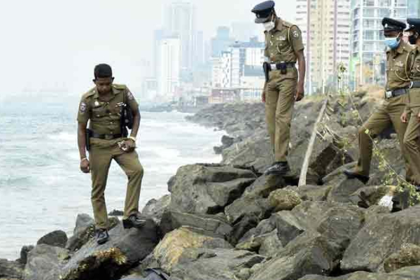 களுத்துறை கடற்கரையில் தந்தைக்கும் மகளுக்கும் காத்திருந்த அதிர்ச்சி; பொலிஸார் குழப்பம்