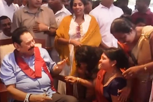 பரிதாபகரமான நிலையில் மகிந்த ; காலை பிடித்து கதறி அழுத பெண்கள்