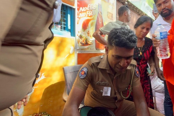 ரணிலின் வழக்கு ; நீதிமன்றில் பொலிஸ் அதிகாரி மீது தாக்குதல் நடத்திய நபர் கைது