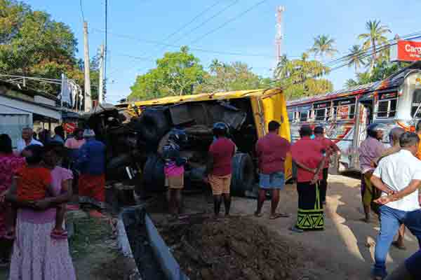 தூக்க கலக்த்தால் வீதியை விட்டு விலகிய லொறி ; ஸ்தலத்தில் ஓட்டுநர் பலி