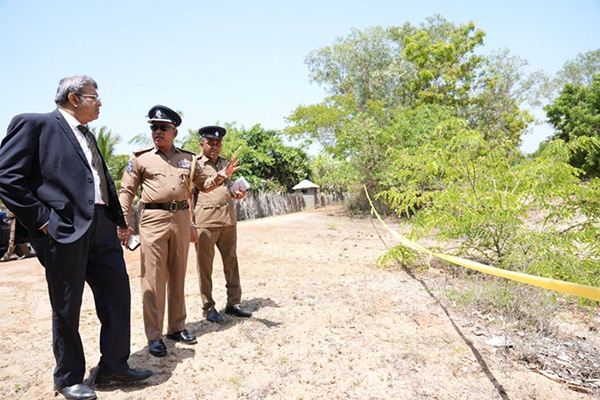 மனிதப் புதைகுழிகளை பார்வையிட்ட நீதி அமைச்சர் ஹர்ஷண நாணயக்கார