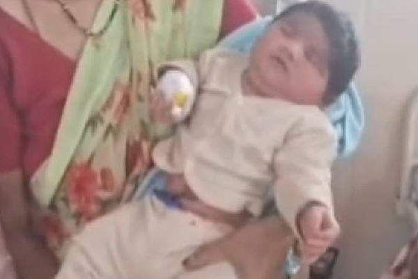 பிறந்தவுடனே உலகிற்கு அதிர்ச்சி கொடுத்த ஆண் குழந்தை ; இந்தியாவில் அதிசயம்