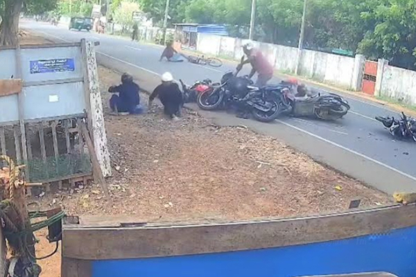 யாழில் இன்று இடம்பெற்ற கோர விபத்து; ஐந்து பேருக்கு நேர்ந்த கதி