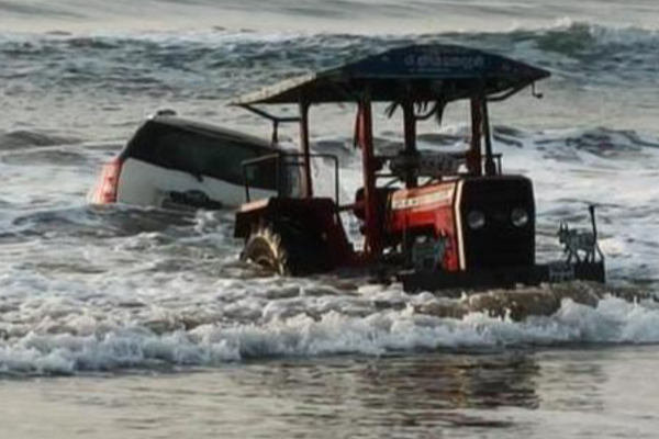 கடலுக்குள் கார் ஓட்டிய கும்பல் ; கூகுள் மேப்பால் விபரீதம்