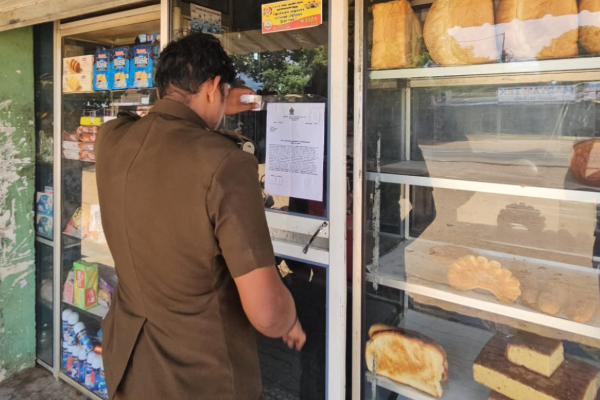 தமிழர் பகுதியில் சுகாதார சீர்கேட்டுடன் இயங்கிய இரு உணவகங்களுக்கு சீல்