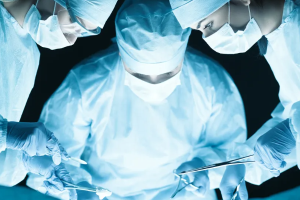 அறுவை சிகிச்சையை இடைநடுவில் விட்டிவிட்டு பாலியல் உறவில் ஈடு்பட்ட மருத்துவர்!