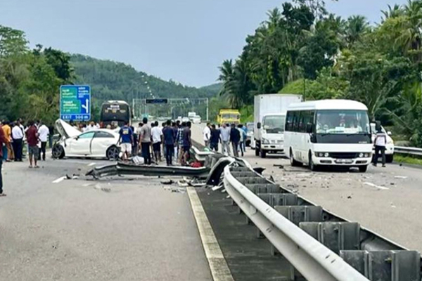 வெளிநாட்டிலிருந்து வந்தவரை வரவேற்க சென்ற குடும்பத்திற்கு நேர்ந்த பெரும் சோகம் ; அதிகாலையில் சம்பவம்