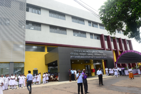 தென்னிலங்கை வைத்தியசாலைக்குள் நடந்த பரபரப்பு - வைத்தியர்களை சிறைப்பிடித்த உறவினர்கள்