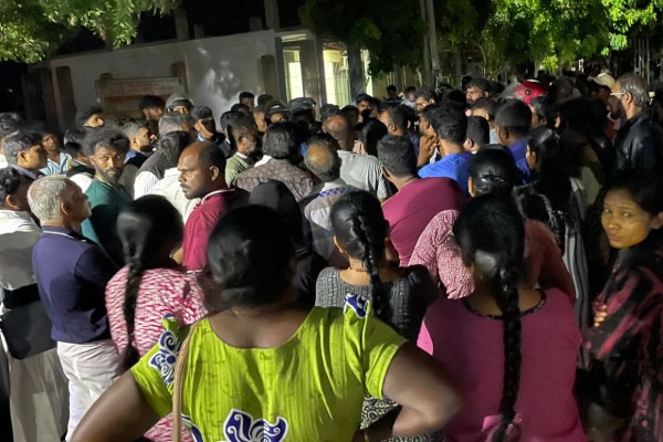 மன்னாரில் சற்று முன் கடும் பதற்றம் ; பொலிஸார் பாதுகாப்புடன் கொண்டு செல்லப்பட்ட பொருட்கள்