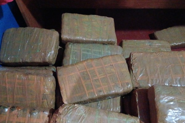 கிளிநொச்சியில் மலசலகூட குழியில் இருந்து மீட்கப்பட்ட கஞ்சா பொதிகள்