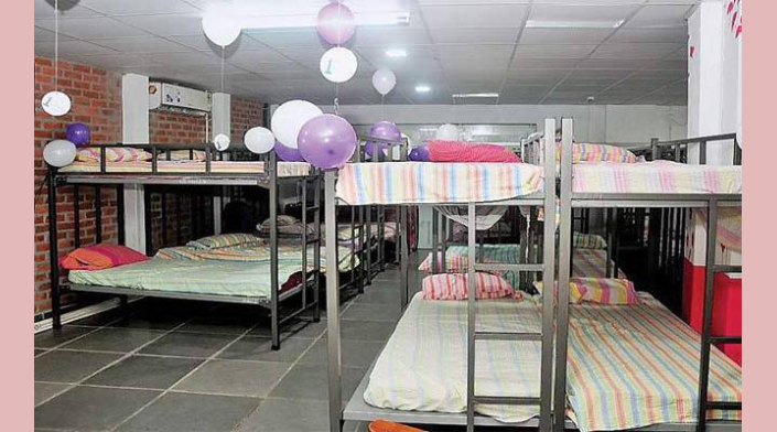 மாணவிகள் விடுதியில் நடந்த மோசமான செயல் ; கைதான இளம்பெண்கள்