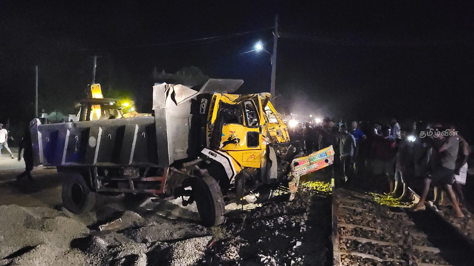 ஏ 09 வீதியில் தடம்புரண்ட இரு டிப்பர் : இருவர் வைத்தியசாலையில்...