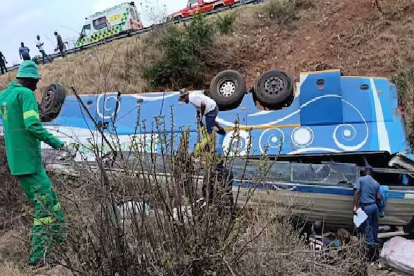 மலையில் விபத்தில் சிக்கிய பேருந்து - 42 பேர் பலியான துயரம்!