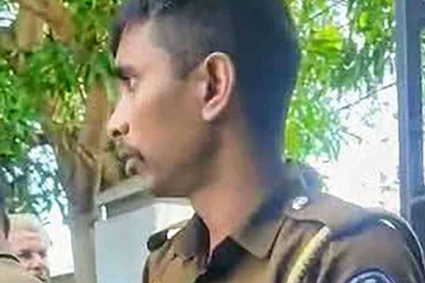 சட்டத்தரணியை தாக்கிய கான்ஸ்டபிள் தூக்கி எறியப்பட்டார்