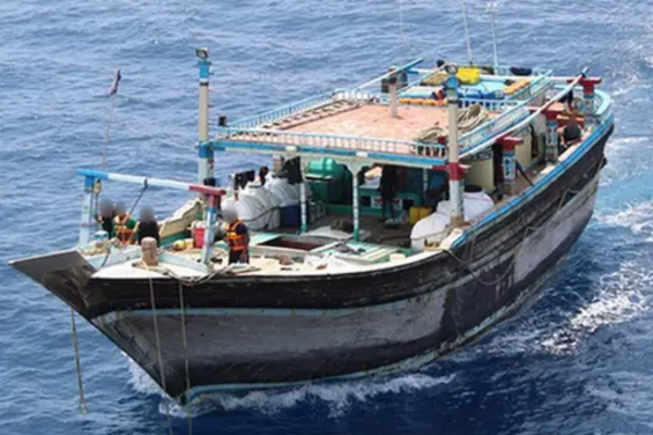 போதைப்பொருட்களுடன் மற்றொரு படகை சுற்றி வளைத்த கடற்படை