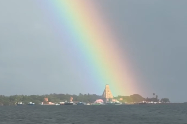 வரலாறு பிரசித்தி பெற்ற நயினாதீவில் மக்கள் கண்ட காட்சி; வியப்பில் ஆரவாரம்