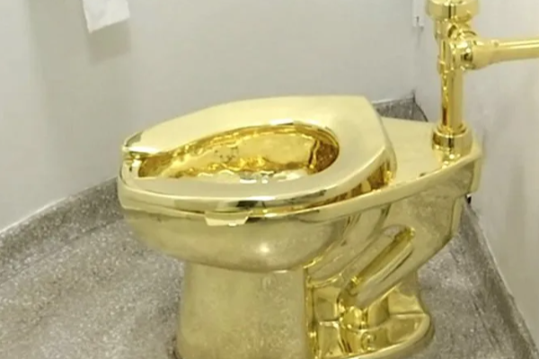 ஏலத்துக்கு வரும் தங்க கழிப்பறை; தலை சுற்ற வைக்கும் விலை!