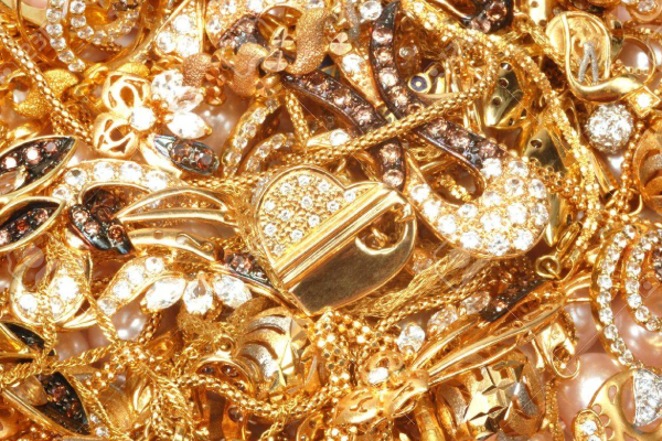 தங்க நகைகளை அடகு வைக்க வங்கிகளில் குவியும் பெருந்தொகை மக்கள்