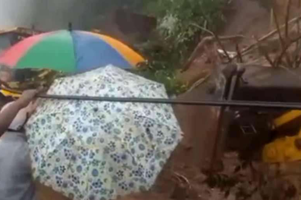 இலங்கையில் பாரிய மண்சரிவு 04பேர் பலி ; பலர் மாயம்