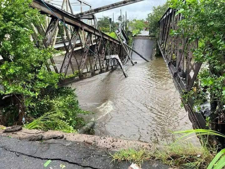 இலங்கையில் வெள்ளத்தில் பல பிரதேசங்கள்; இடிந்து விழுந்த நூற்றாண்டு பழைமையான பாலம்