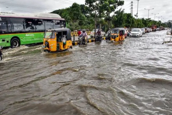 யாழில் இருந்து சென்ற பேருந்து பாரிய வெள்ளத்தில் சிக்கியது - மீட்கும் பணியில் ஹெலிகொப்டர்