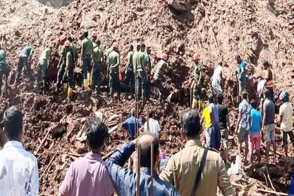 சற்றுமுன்னர் மாத்தளையில் பாரிய நிலச்சரிவு: தீவிரமடையும் மீட்பு பணிகள்