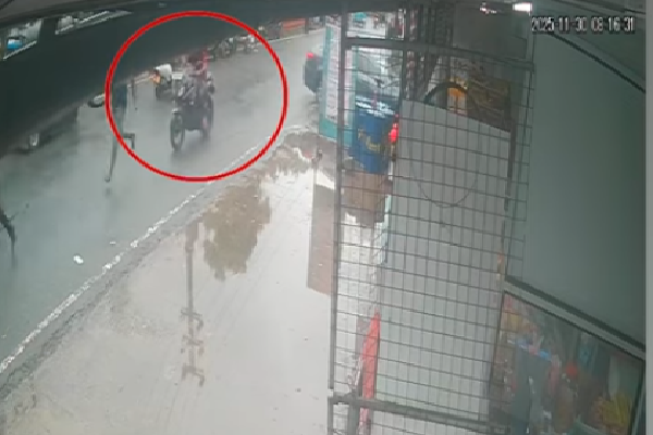 யாழில் பயங்கரம் ; கொட்டும் மழையில் இளைஞனை ஓட ஓட வெட்டிக்கொன்ற குழு