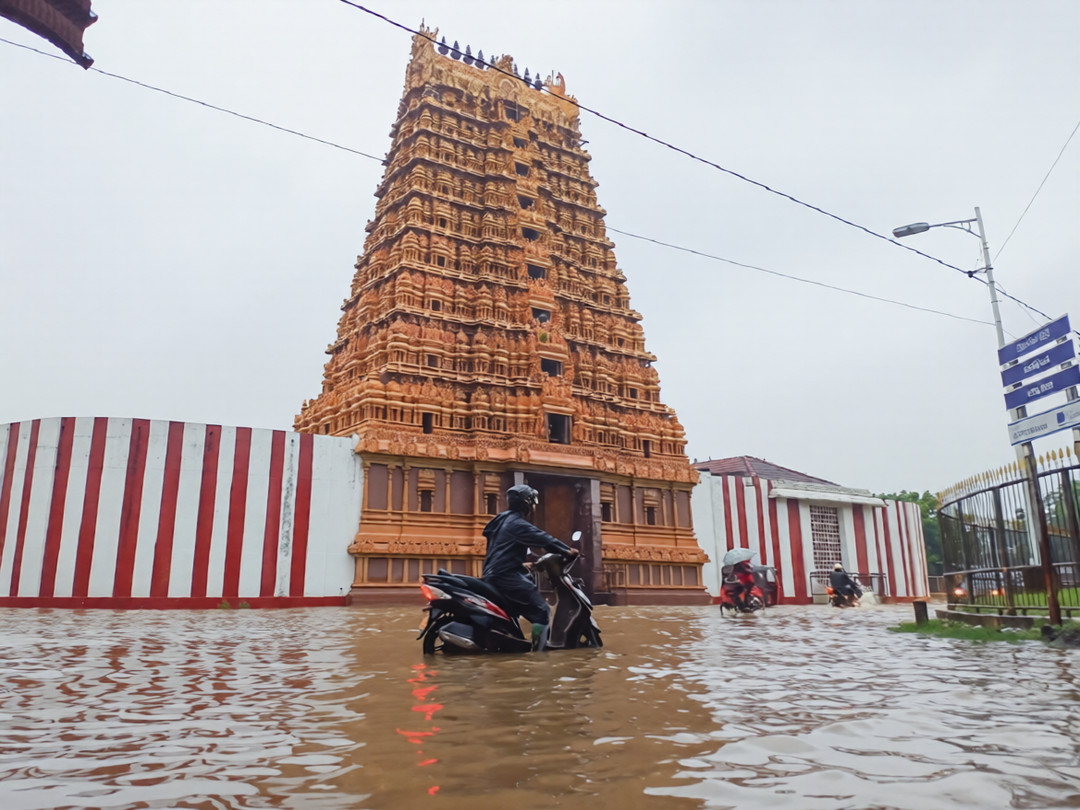 வெள்ளத்தில் மூழ்கியது யாழ் நல்லூர் கோவில்