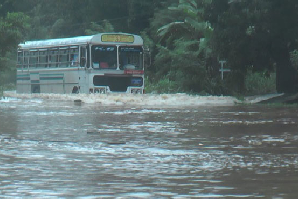 வெள்ளத்தில் பேருந்தை செலுத்திய சாரதியும் நடத்துனரும் பணி இடை நீக்கம்