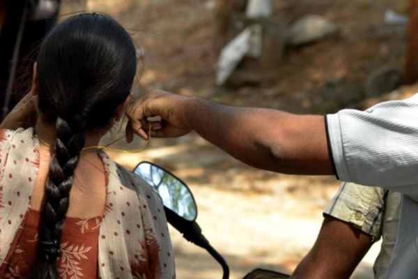 யாழில் மோட்டார் சைக்கிளுக்கு லீசிங் கட்ட வீதியில் சென்ற பெண்ணின் சங்கிலி அறுப்பு !